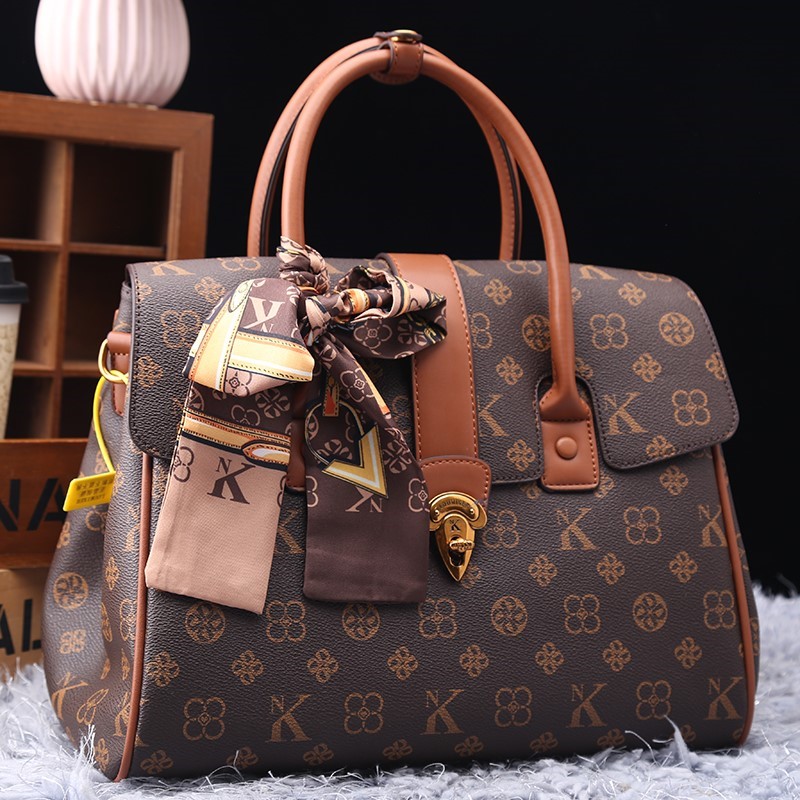 Luxury Bags Trend 2025 - حقيبة نسائية ماركة فاخرة خفيفة 2025