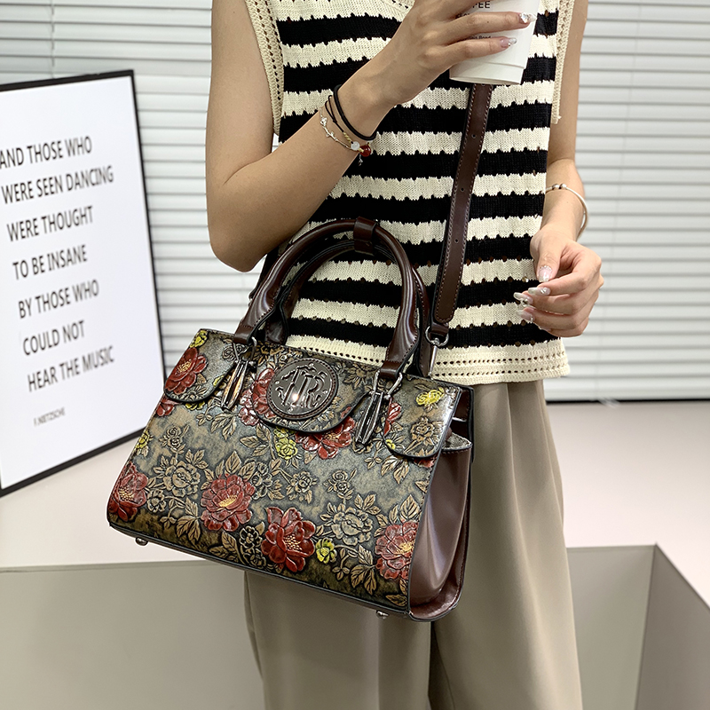Luxury Bags That Are Vegan - حقيبة يد نسائية فاخرة بتصميم زهور