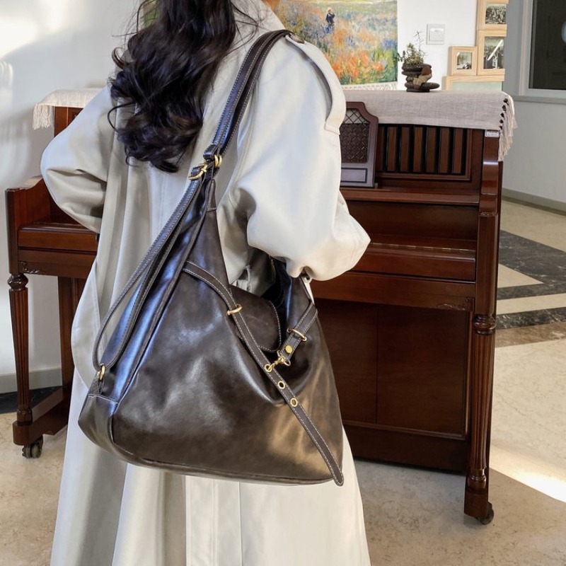 Luxury Bags Best - حقيبة حفاضات بتصميم عصري وشعار مطبوع،