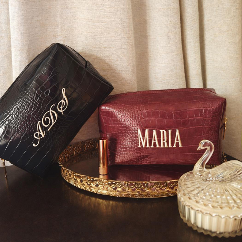 Luxury Bags That Are Vegan - حقيبة مكياج مطرزة بتصميم جلد التمساح،