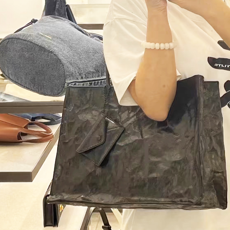 أكياس محفورة على ورق كرافت الك - مراجعة Luxury Bags Trend 2025 وسعره
