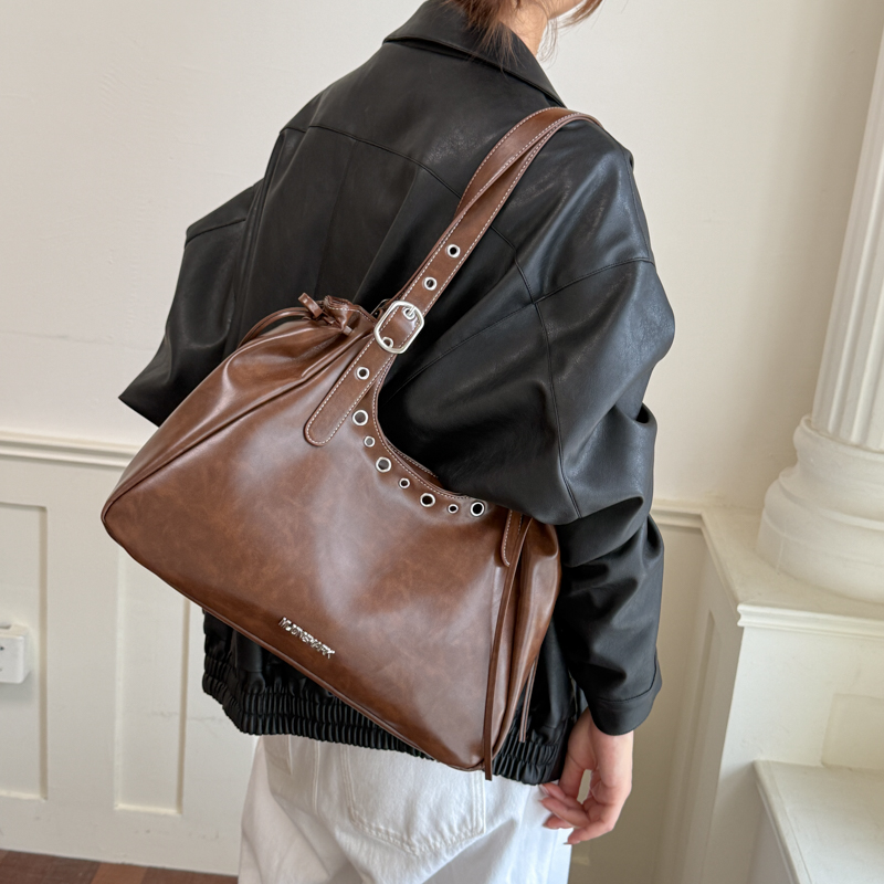 حقائب كتف نسائية بتصميم عتيق 2 - مراجعة Luxury Bags That Are Vegan وسعره