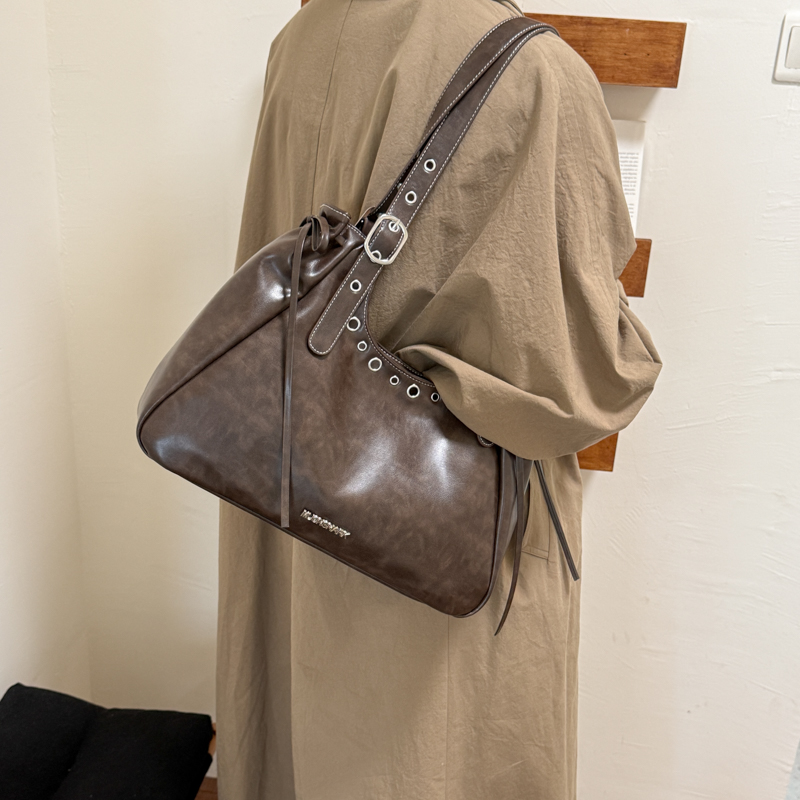 حقائب كتف نسائية بتصميم عتيق 2 - مراجعة Luxury Bags That Are Vegan وسعره