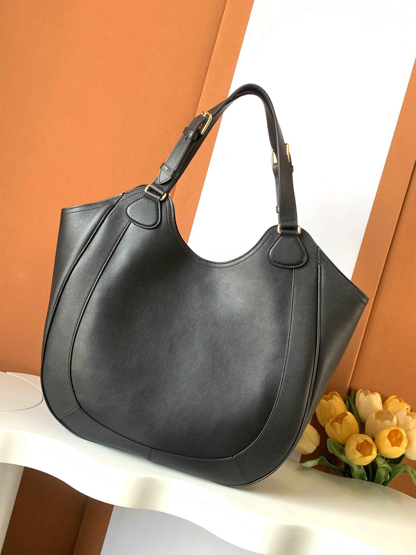 حقيبة هوبو فاخرة هادئة بتصميم  - مراجعة Quiet Luxury Bags Designer وسعره