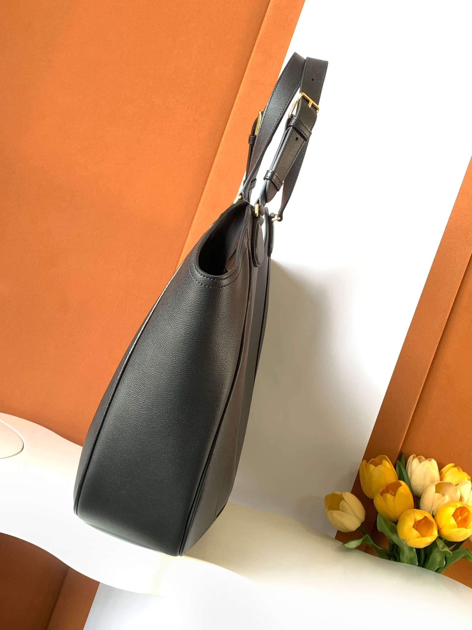 حقيبة هوبو فاخرة هادئة بتصميم  - مراجعة Quiet Luxury Bags Designer وسعره