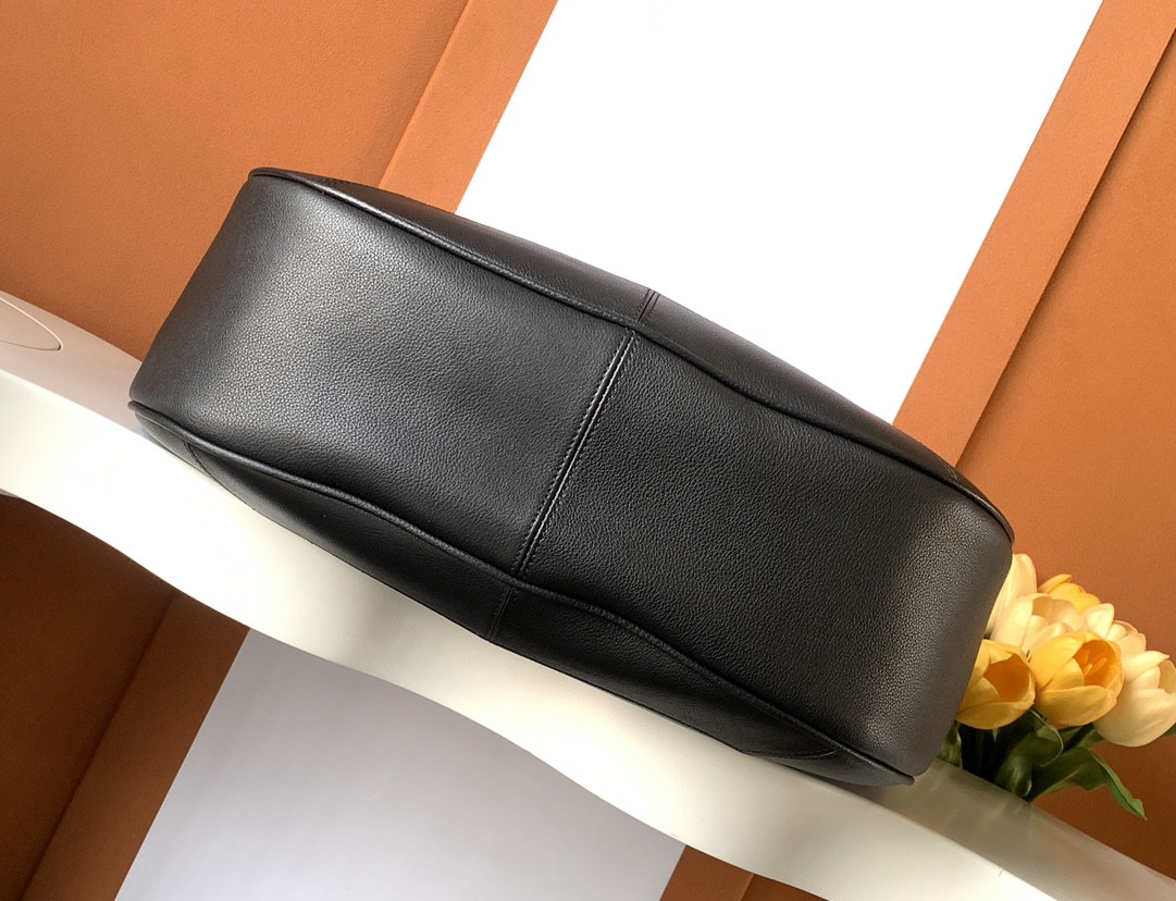 حقيبة هوبو فاخرة هادئة بتصميم  - مراجعة Quiet Luxury Bags Designer وسعره