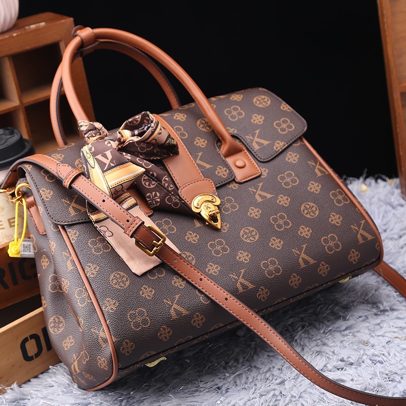 حقيبة نسائية ماركة فاخرة خفيفة - مراجعة Luxury Bags Trend 2025 وسعره