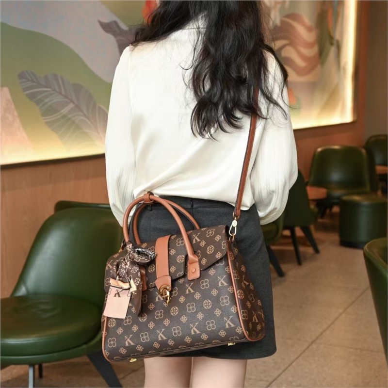 حقيبة نسائية ماركة فاخرة خفيفة - مراجعة Luxury Bags Trend 2025 وسعره