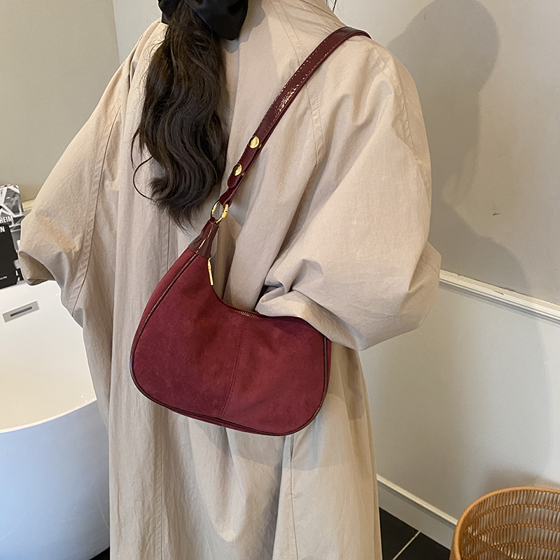 حقيبة كتف نسائية صغيرة من جلد  - مراجعة Luxury Bags Trend 2025 وسعره