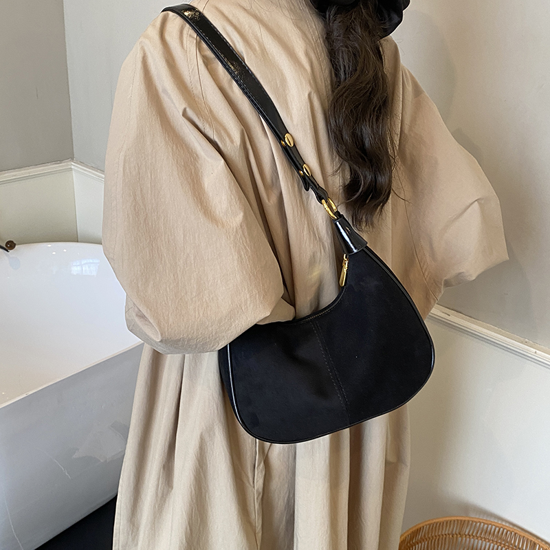 حقيبة كتف نسائية صغيرة من جلد  - مراجعة Luxury Bags Trend 2025 وسعره