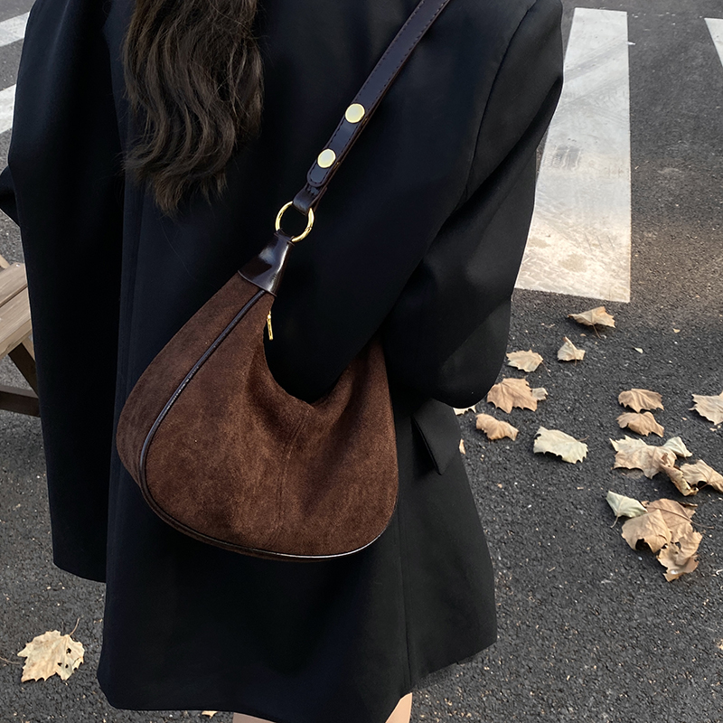 حقيبة كتف نسائية صغيرة من جلد  - مراجعة Luxury Bags Trend 2025 وسعره