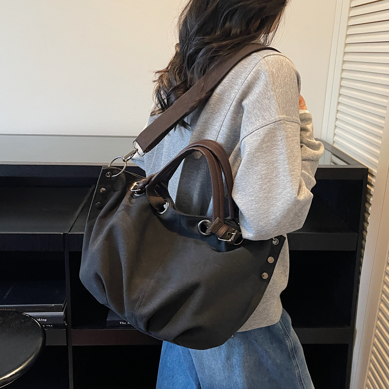 حقيبة كتف نسائية كبيرة من القم - مراجعة Luxury Bags Trend 2025 وسعره