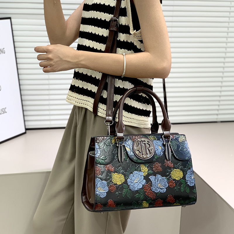 حقيبة يد نسائية فاخرة بتصميم ز - مراجعة Luxury Bags That Are Vegan وسعره