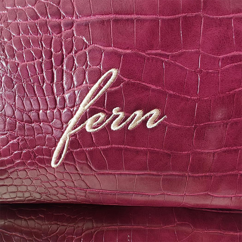 حقيبة مكياج مطرزة بتصميم جلد ا - مراجعة Luxury Bags That Are Vegan وسعره