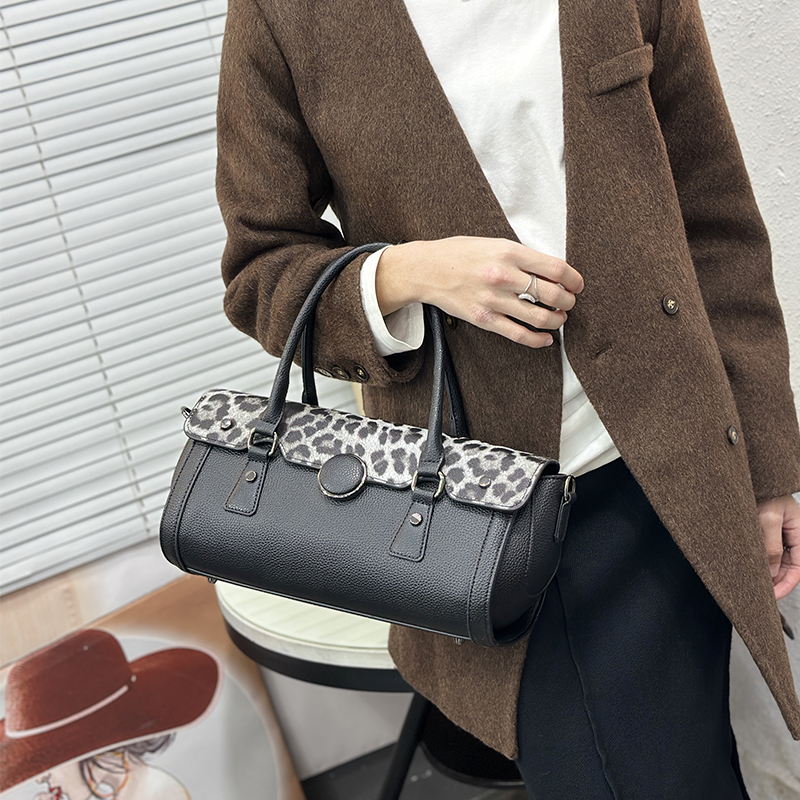 حقيبة يد نسائية فاخرة بتصميم ع - مراجعة Luxury Bags That Are Vegan وسعره