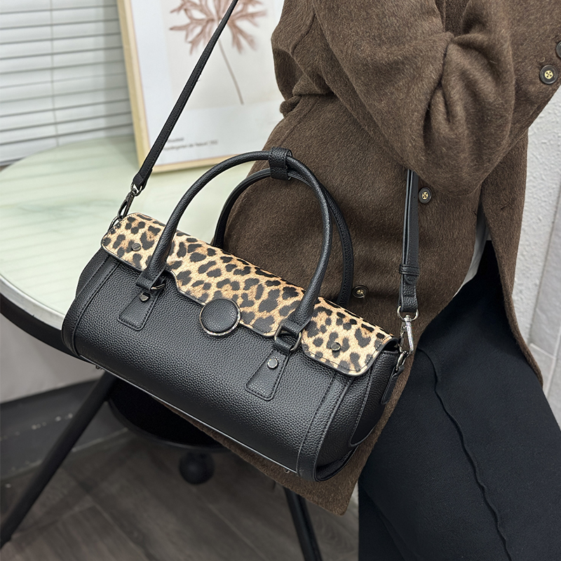 حقيبة يد نسائية فاخرة بتصميم ع - مراجعة Luxury Bags That Are Vegan وسعره